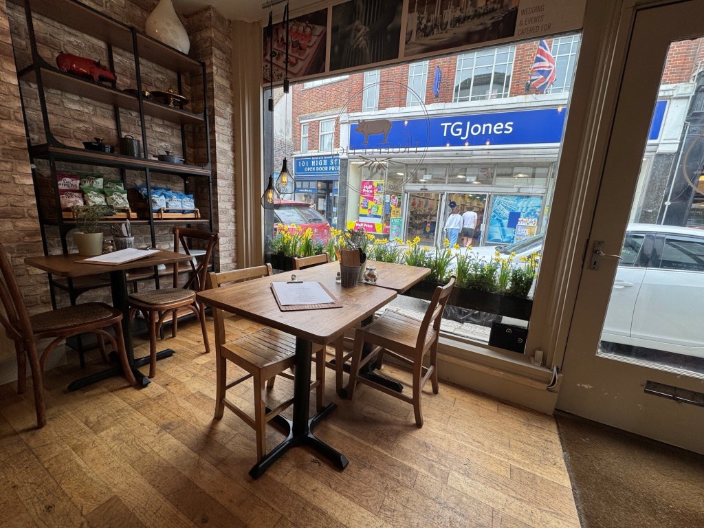 Lot: 46 - PERIOD COMMERCIAL AND RESIDENTIAL HIGH STREET INVESTMENT - Shop - front section